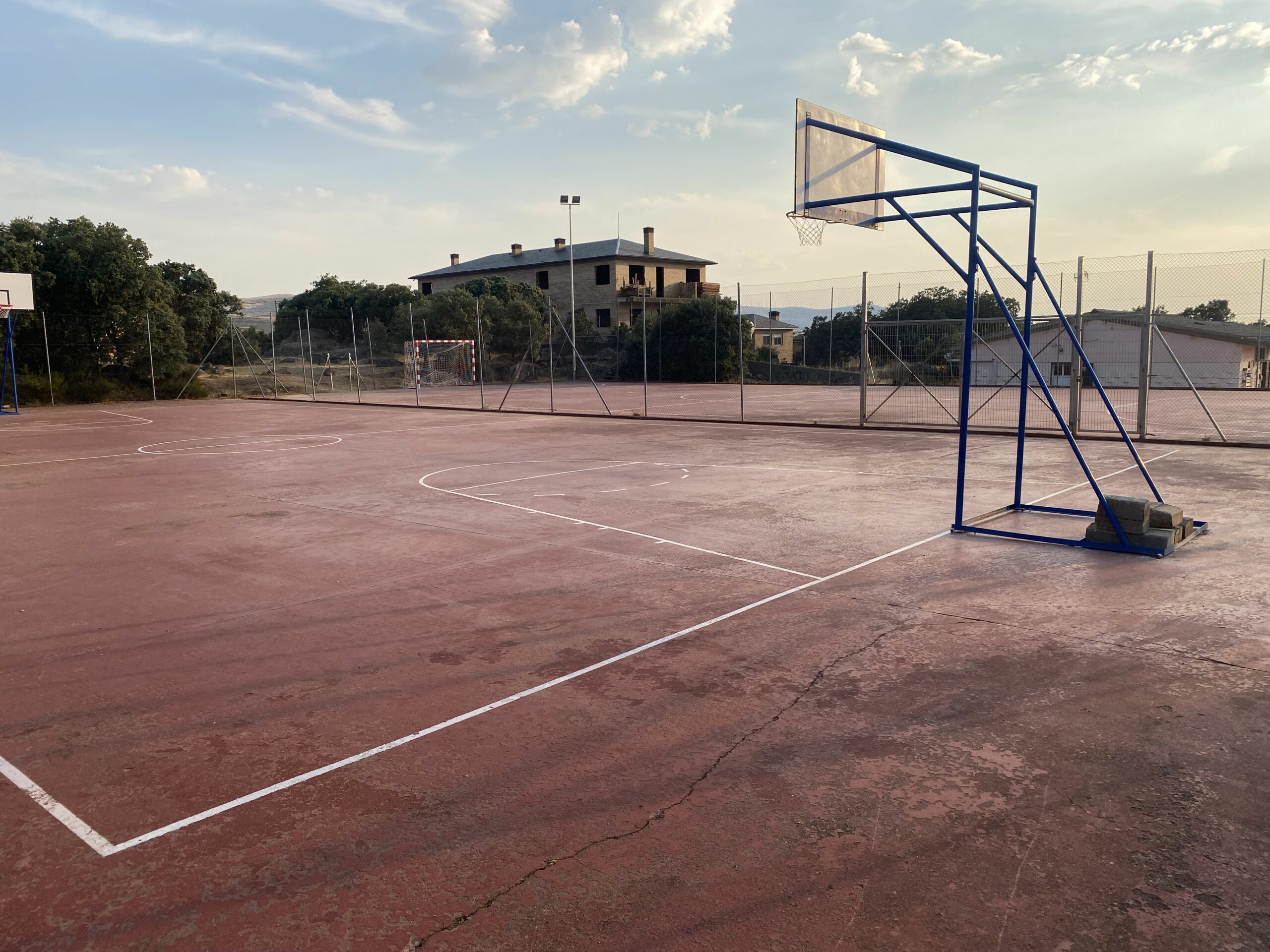 Parque infantil (en la urbanización)